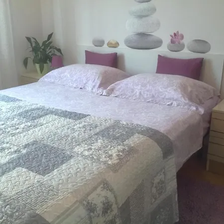 Near Centar For 2+1 At Pula, With Garden And Free Parking * Póla