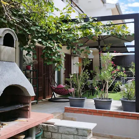 Near Centar For 2+1 At Pula, With Garden And Free Parking Póla