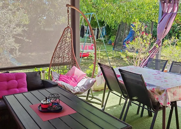 Near Centar For 2+1 At Pula, With Garden And Free Parking Апартаменти Пула