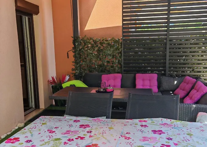 Апартаменти Near Centar For 2+1 At Pula, With Garden And Free Parking Пула