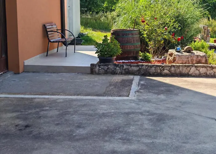 Near Centar For 2+1 At Pula, With Garden And Free Parking Апартаменти
