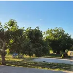 Near Centar For 2+1 At Pula, With Garden And Free Parking شقة بولا