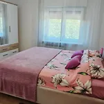 Near Centar For 2+1 At Pula, With Garden And Free Parking بولا