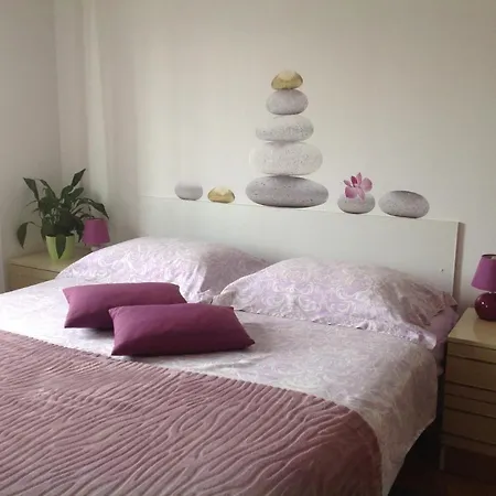 Near Centar For 2+1 At Pula, With Garden And Free Parking *