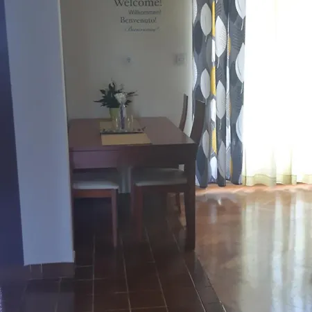 Near Centar For 2+1 At Pula, With Garden And Free Parking *