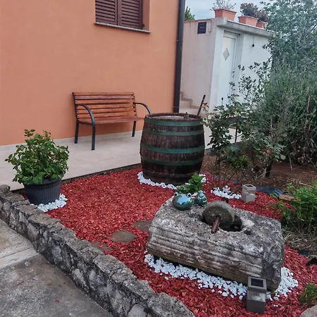 Near Centar For 2+1 At Pula, With Garden And Free Parking 아파트