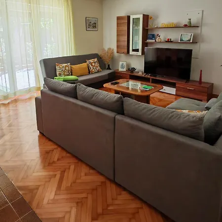 Near Centar For 2+1 At Pula, With Garden And Free Parking *
