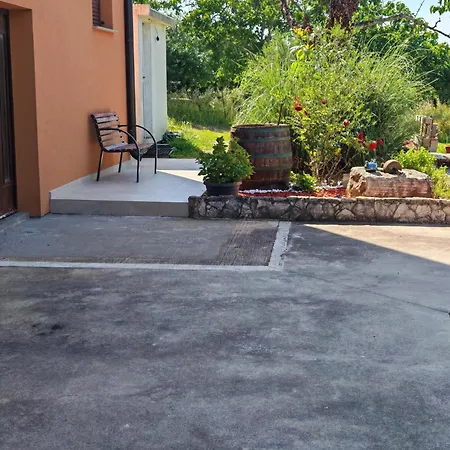 Near Centar For 2+1 At Pula, With Garden And Free Parking 아파트