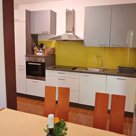 Апартаменти Near Centar For 2+1 At Pula, With Garden And Free Parking Пула