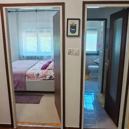 Near Centar For 2+1 At Pula, With Garden And Free Parking * Пула
