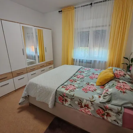 Near Centar For 2+1 At Pula, With Garden And Free Parking Апартаменти