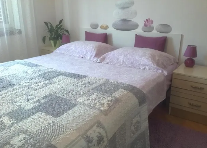 Near Centar For 2+1 At Pula, With Garden And Free Parking * Pula