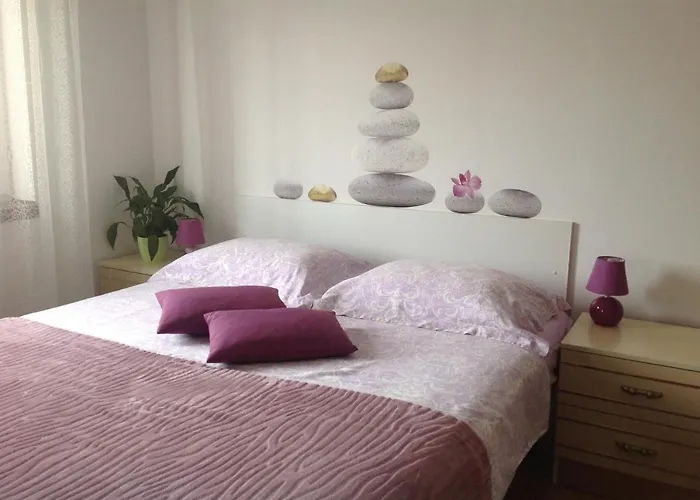 Near Centar For 2+1 At Pula, With Garden And Free Parking *