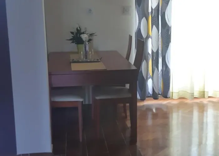 Near Centar For 2+1 At Pula, With Garden And Free Parking *