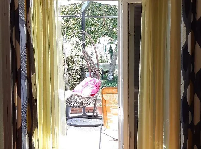 Near Centar For 2+1 At Pula, With Garden And Free Parking Пула