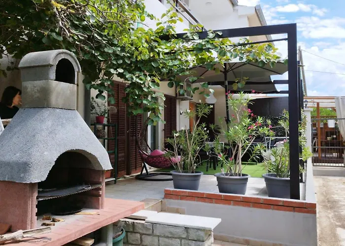 Near Centar For 2+1 At Pula, With Garden And Free Parking Пула