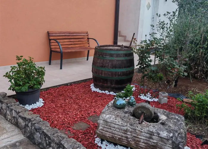 Near Centar For 2+1 At Pula, With Garden And Free Parking Апартаменти